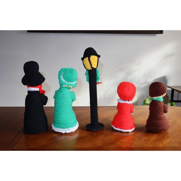 Vintage Handmade Crochet Christmas Carolers Lamp Post Figurine Set Family - Picture 6 of 11